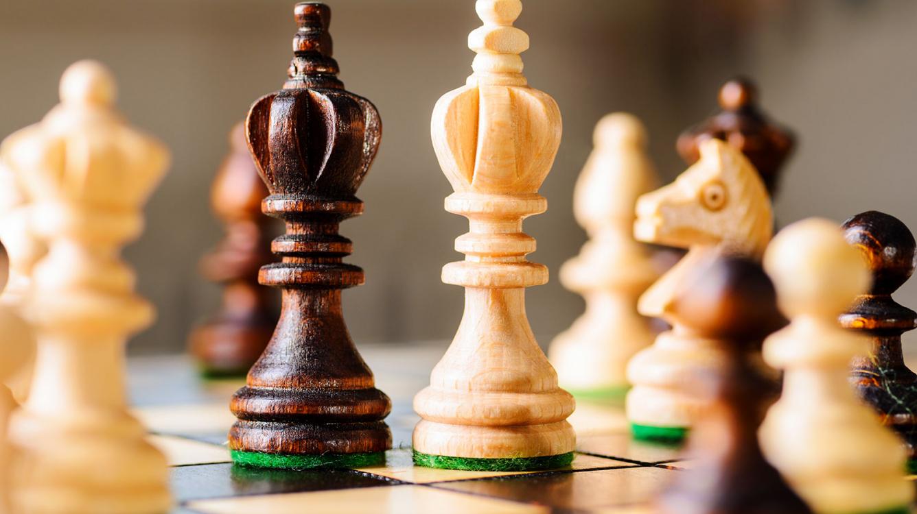 Шахматная доска с фигурами, игровое поле для интересной партии шахмат.